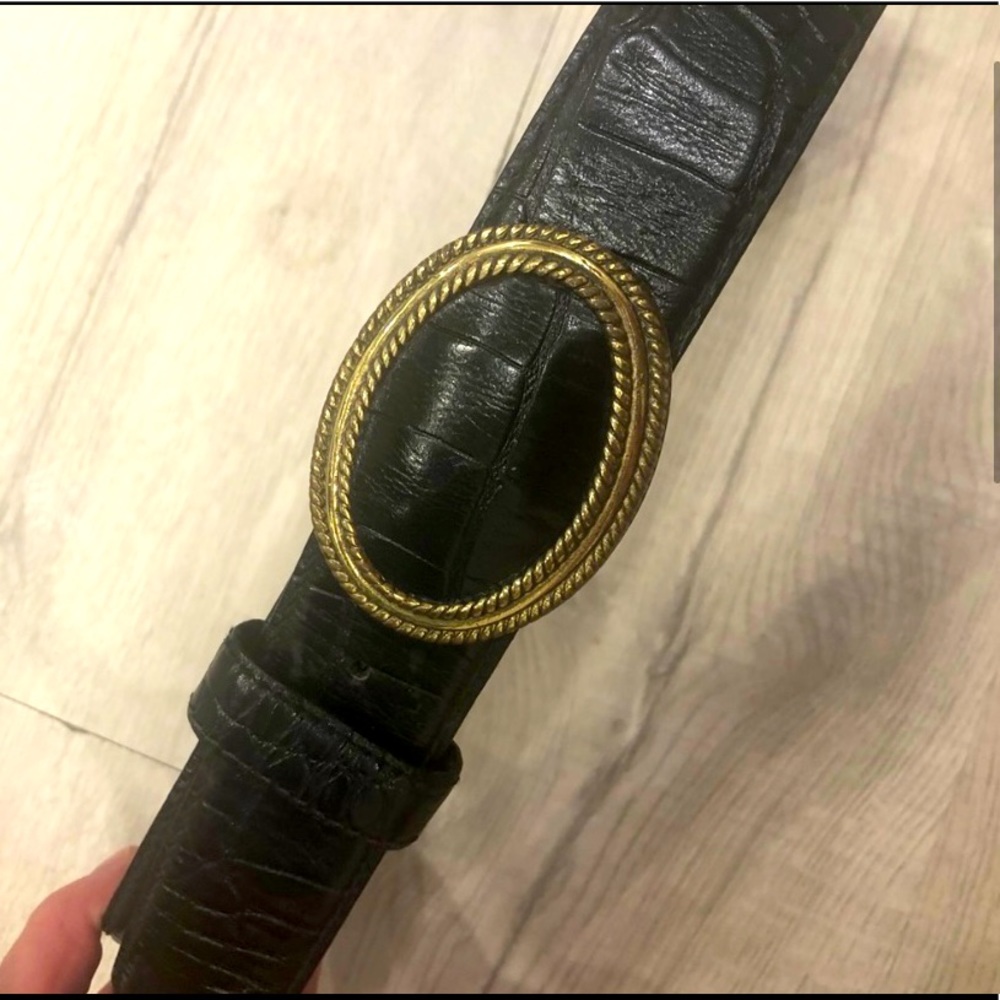 Circa 1980’s/Size medium/Brass oval buckle with genuine leather belt.